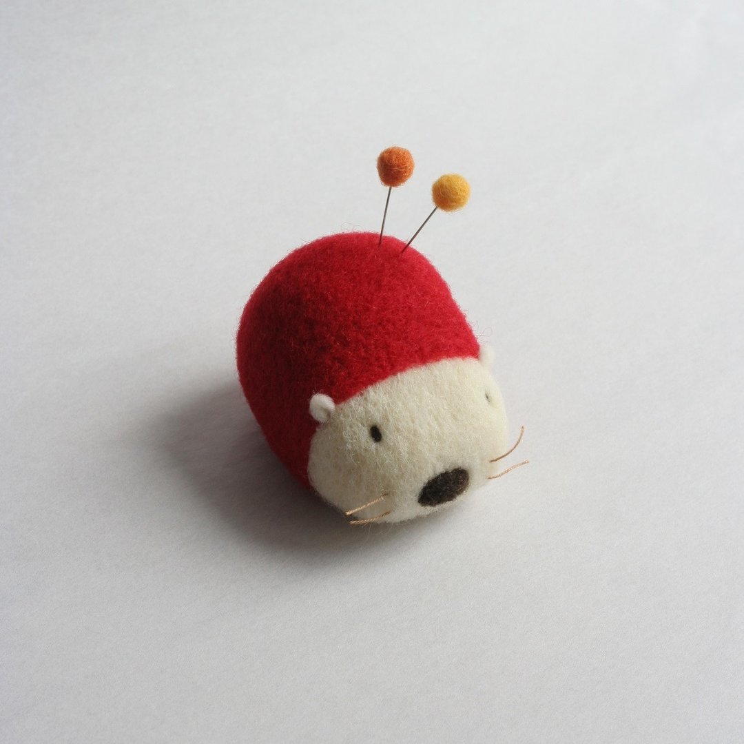 Wool hedgehog pin cushion (strawberry) - 玩偶/公仔 - 羊毛 红色