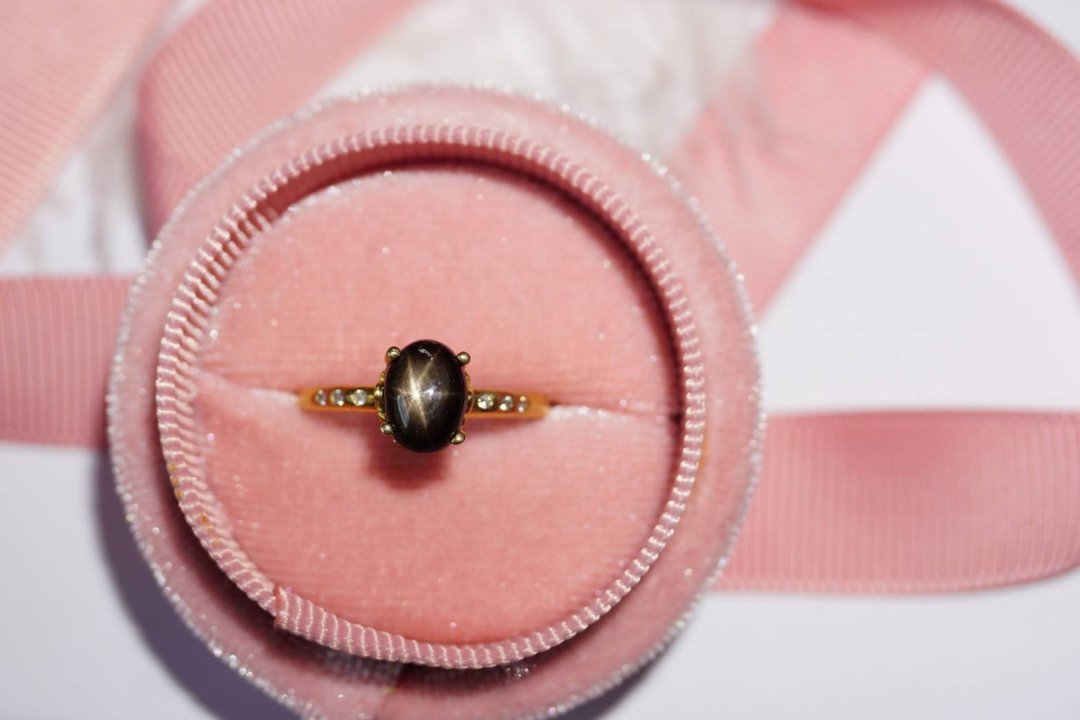 Natural Black Star Sapphire Ring Silver 925 with gold Plated. - 戒指 - 纯银 蓝色