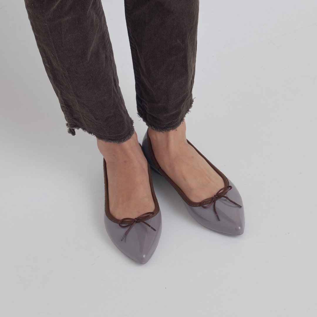 ALMA (GREY / BROWN) PVC POINTED TOE FLATS SHOES Pointed toe ballet shoes - 芭蕾鞋/娃娃鞋 - 防水材质 咖啡色