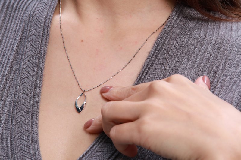 经典设计系列  - 意象叶子 扭转线条 造型项链-银 (NLAJA1025N) - 项链 - 银 银色