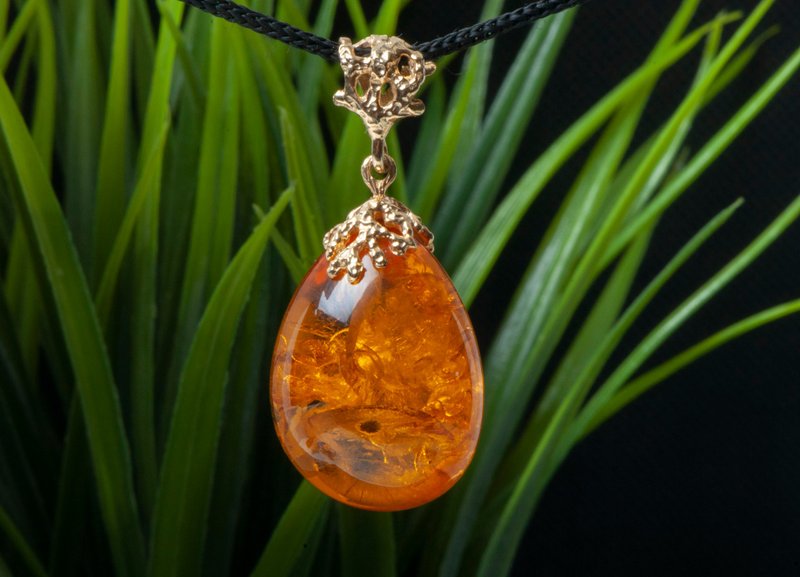 优雅的波罗的海琥珀吊坠--手工制作的白兰地闪耀宝石项链 - 项链 - 半宝石 透明