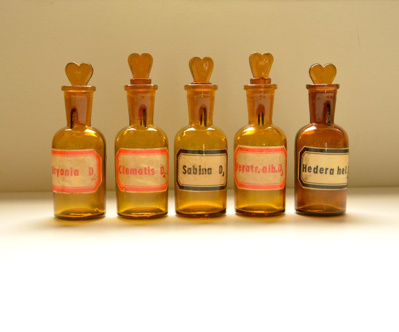 德国早期老药局古董 爱心瓶盖药罐(红) - 摆饰 - 玻璃 咖啡色