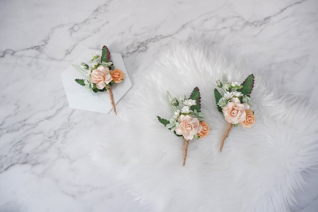 Light peach sage green flower boutonniere, buttonhole, wedding corsage (1 pc) - 胸花/手腕花 - 纸 咖啡色