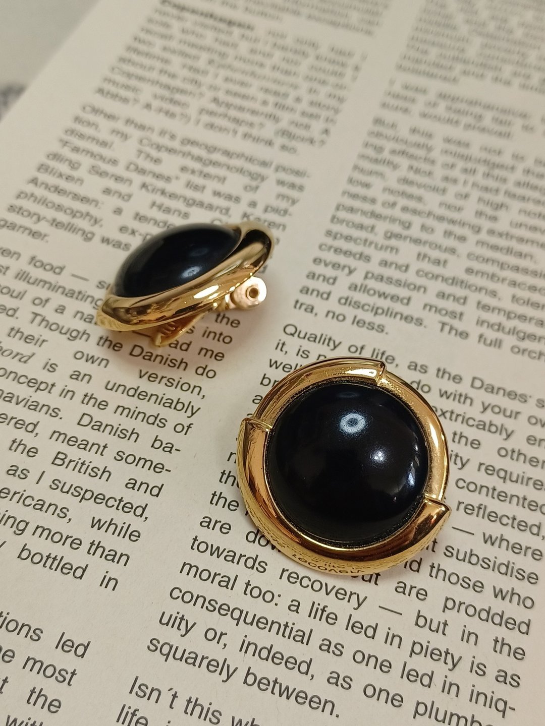 vintage jewelry  Monet 现代主义黑色夹式耳环 - 耳环/耳夹 - 其他金属 