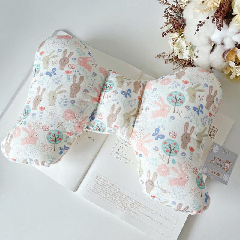 粉灰兔的花草生活 手工安抚豆感蝴蝶枕 推车枕 婴儿枕 新生儿礼物 - 围嘴/口水巾 - 棉．麻 