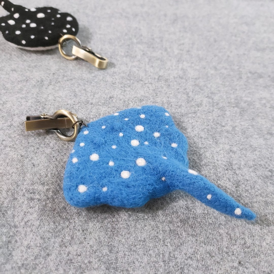 【手作羊毛毡】海底生物魟鱼吊饰 - 钥匙链/钥匙包 - 羊毛 蓝色