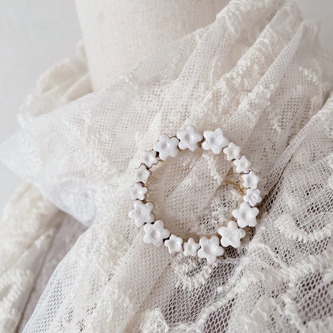 flowers brooch (large) - 胸针 - 陶 白色
