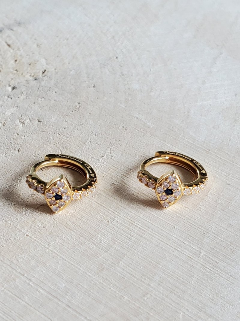 925 纯银镀 14K 金耳环 ~ 蓝眼睛耳环 ~ 满钻恶魔眼耳扣耳环 - 耳环/耳夹 - 纯银 金色