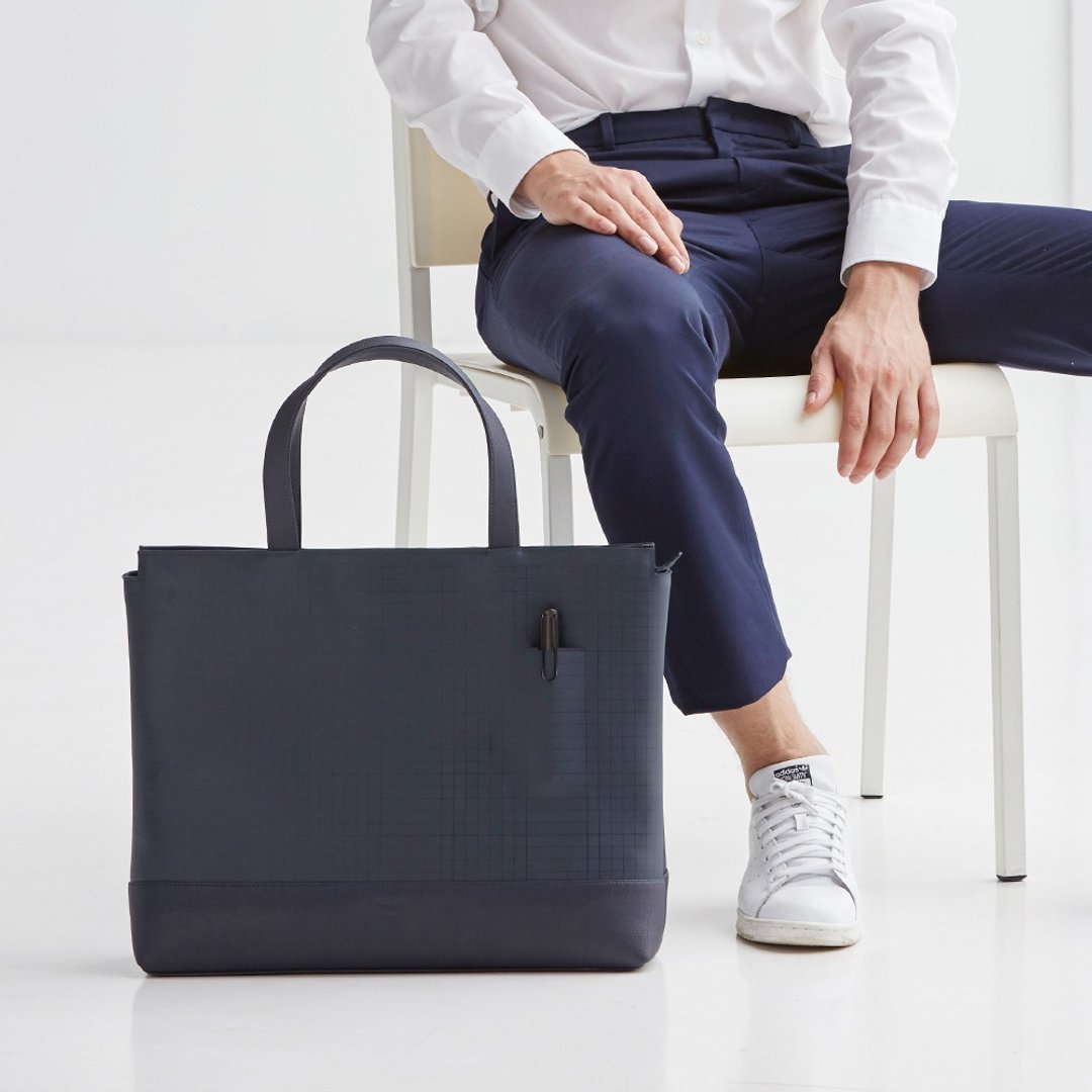 HUM Totebag L size #Indigo Blue - 侧背包/斜挎包 - 橡胶 蓝色
