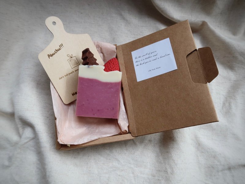 【定制化礼物】定制名字.野莓蛋糕皂.语录粘板 - 肥皂/手工皂 - 精油 