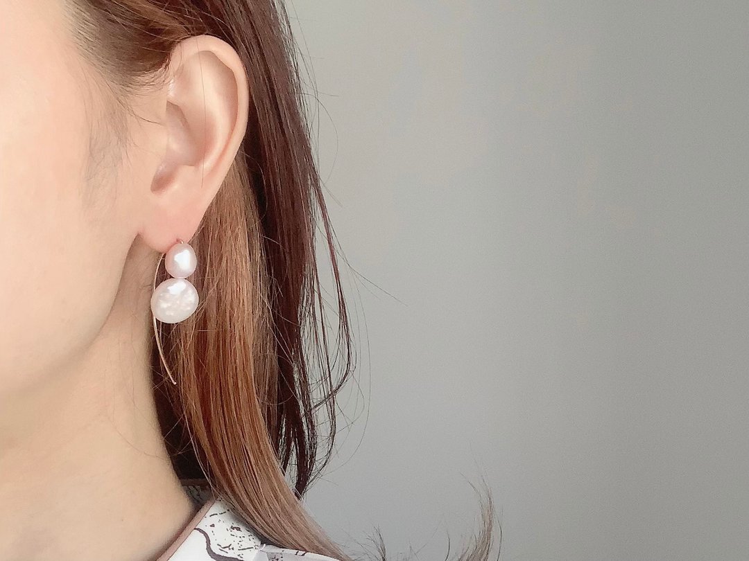 14kgf- double pearl arch hook pierced earrings - 耳环/耳夹 - 其他金属 白色