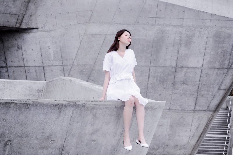 TAKE－白色短袖V领束腰雪纺裙 - 洋装/连衣裙 - 棉．麻 白色