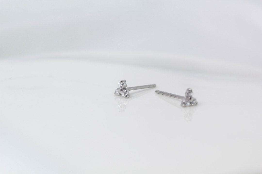 【SWS 饰品】三叶草 医疗钢耳环 4mm 锆石 抗过敏 一般细针 - 耳环/耳夹 - 贵金属 银色