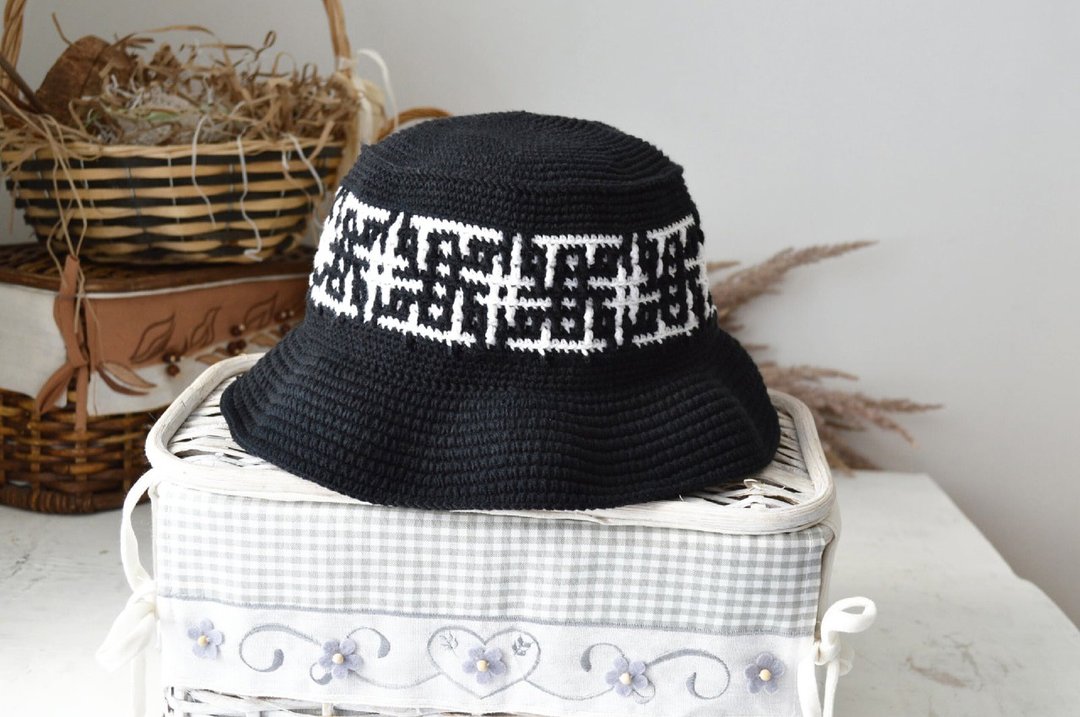 Crochet bucket hat hashtags print men and women. Knit hat black and white - 帽子 - 棉 黑色