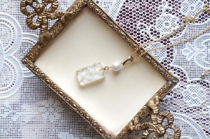 树脂艺术 花朵与棉珠坠饰项链・白色・金色 - 项链 - 其他材质 白色