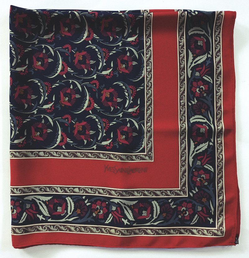 Yves Saint Laurent 碎花丝巾，30 x 31 英寸，100% 丝绸，节日礼物 - 丝巾 - 丝．绢 红色