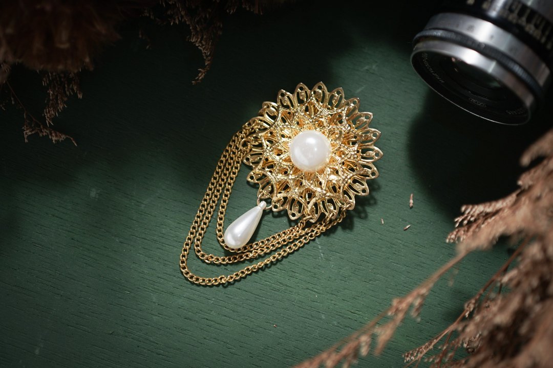 【古董饰品/西洋老件】VINTAGE金色高调华丽风格古着胸针 - 胸针 - 其他金属 金色