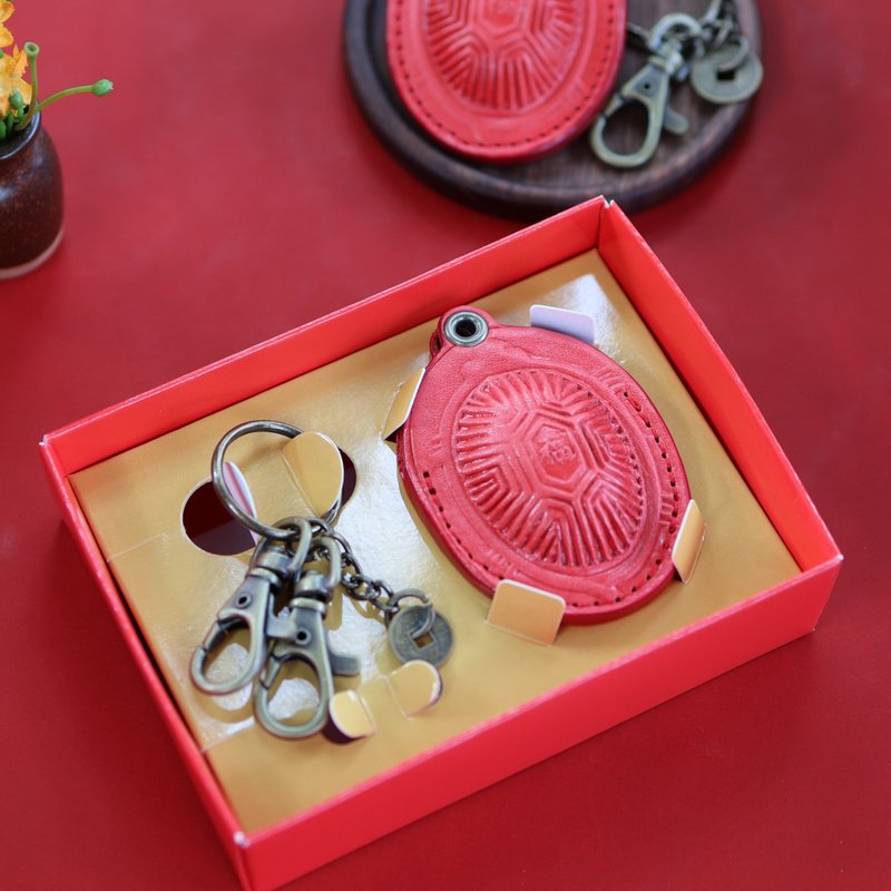 【定制化礼物】古早味红龟粿平安符皮套 AirTag皮套 圣诞节礼物 - 吊饰 - 真皮 红色