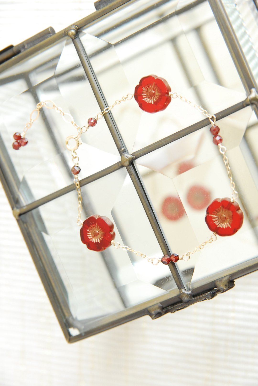 Czech flower beads and garnet bracelet 14kgf - 手链/手环 - 半宝石 红色
