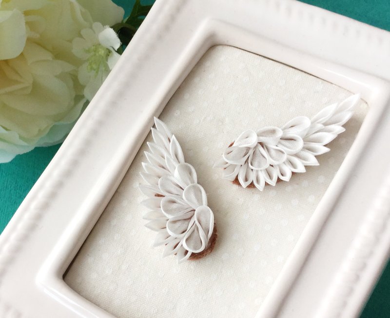 Little Wing stud earrings - 耳环/耳夹 - 丝．绢 白色
