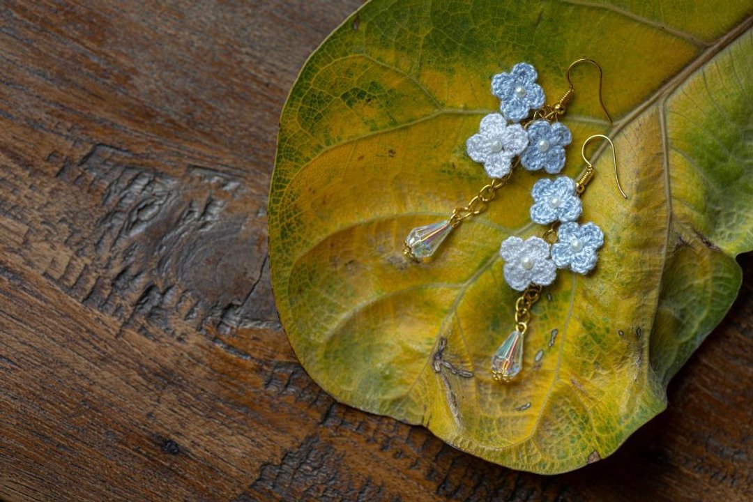 Handmade earrings with blue flowers decorated with gold chain and pearl beads - 耳环/耳夹 - 其他材质 
