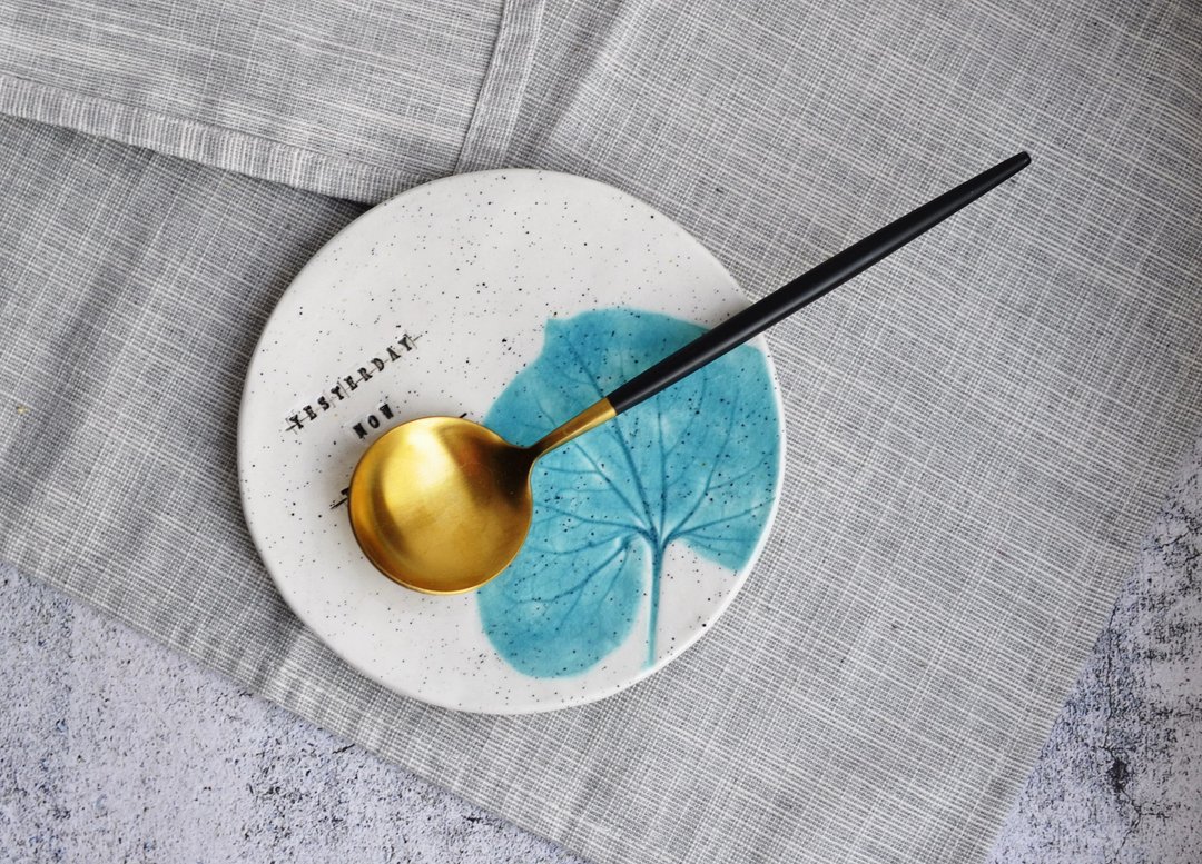 Spoon and fork chopstick rest, utensil rest, leaf soap dish, round trinket plate - 筷子/筷架 - 瓷 白色