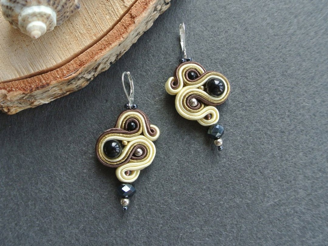 金耳環 Brown Earrings Soutache, bead embroidered earrings, dangle earrings - 耳环/耳夹 - 其他材质 金色
