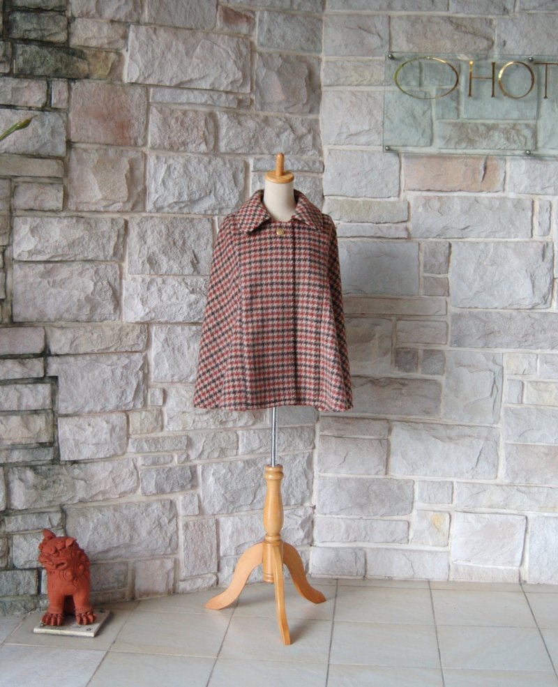 优雅斗篷外套 伦敦名侦探 棕色系千鸟格纹 背部约克设计 复古金色平钮扣 - 女装西装外套/风衣 - 羊毛 咖啡色