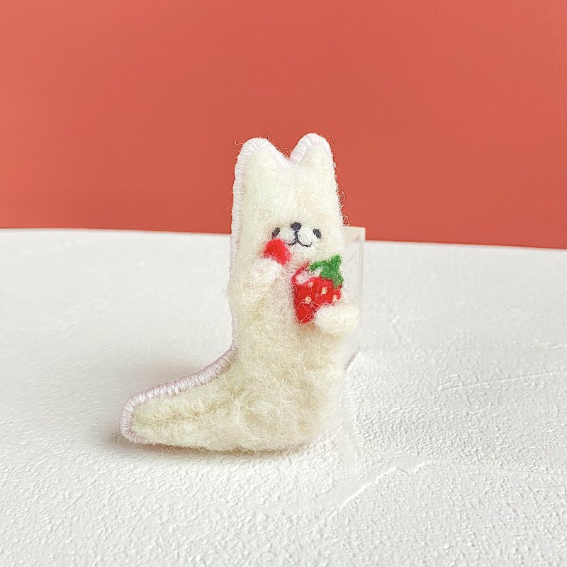 Mogumogu alpaca brooch white strawberry - 胸针 - 羊毛 白色