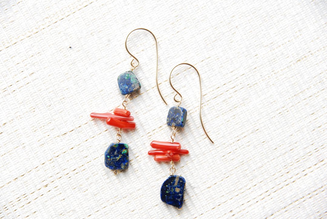 Sliced azurite and red coral earrings 14 kgf - 耳环/耳夹 - 半宝石 蓝色