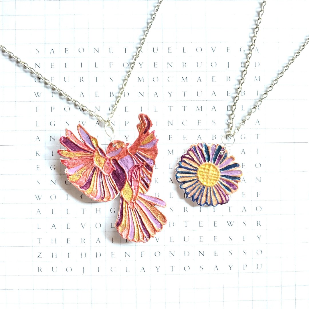 Faith in Me - A flying bird with Aster flower polymer clay necklace - 项链 - 粘土 多色