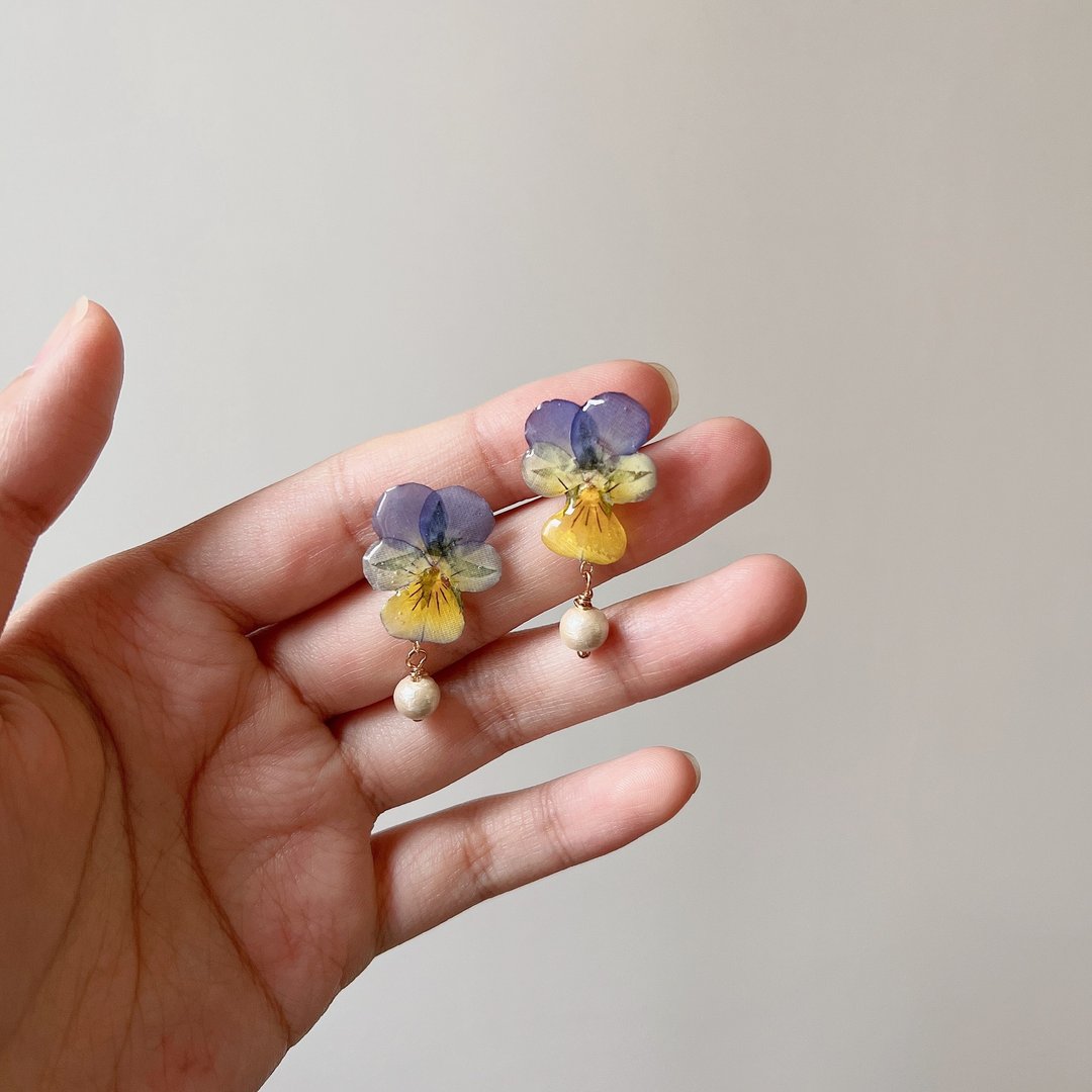 迷你三色堇 棉花珍珠 真花耳环 日本树脂 永生花耳环 干燥花耳环 - 耳环/耳夹 - 植物．花 多色
