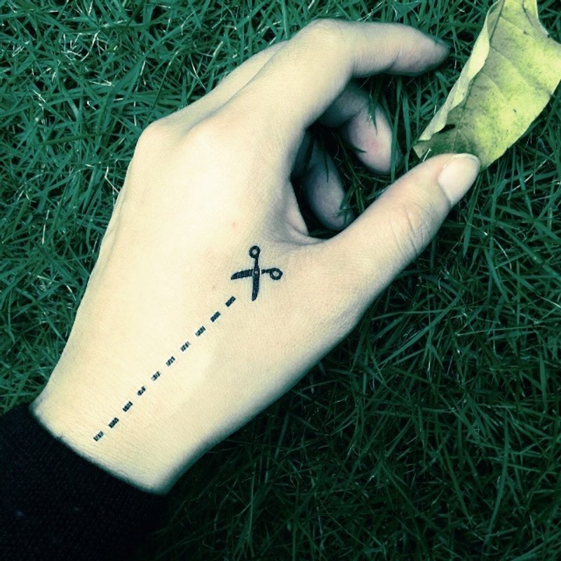 OhMyTat 手腕位置剪刀剪线刺青图案纹身贴纸 (4枚) - 纹身贴 - 纸 黑色