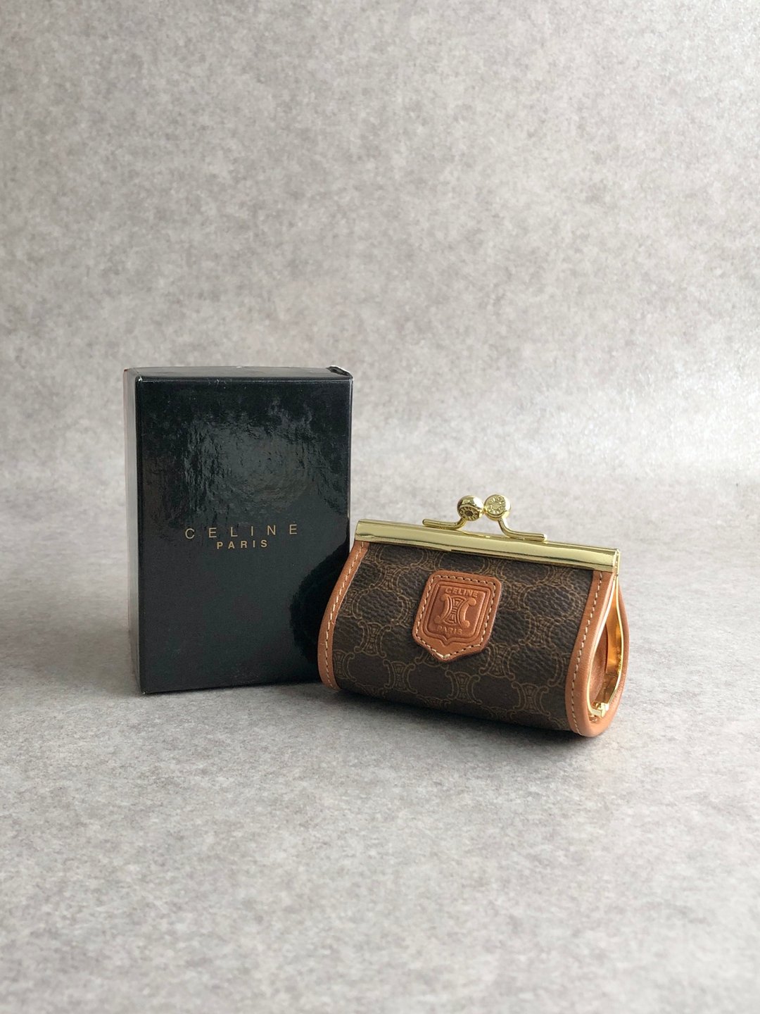【日本直送 名牌中古包】CELINE 赛琳 马车图案 零钱包 咖啡色 压纹 PVC 皮革 vintage 古董 fjmvvj - 零钱包 - 防水材质 咖啡色