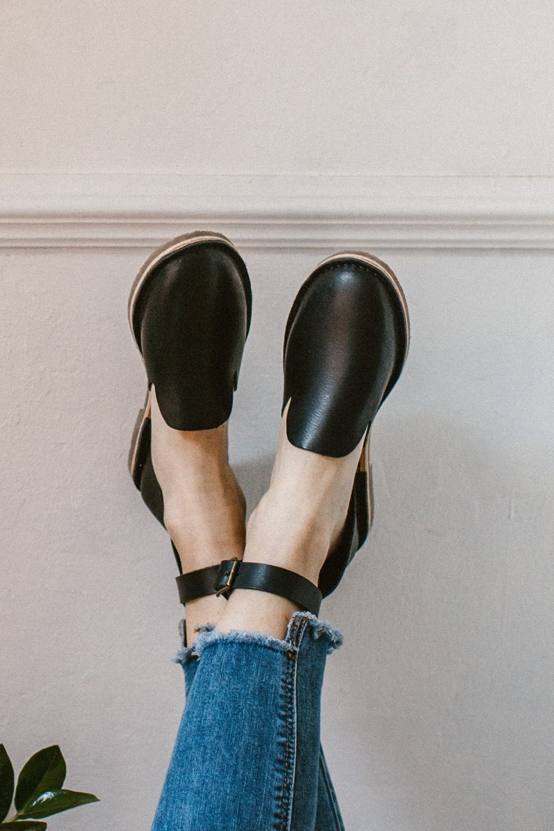 黑色皮革凉鞋、零足跟差鞋子、乐福鞋、黑色凉鞋、平底鞋 - 女款休闲鞋 - 真皮 黑色