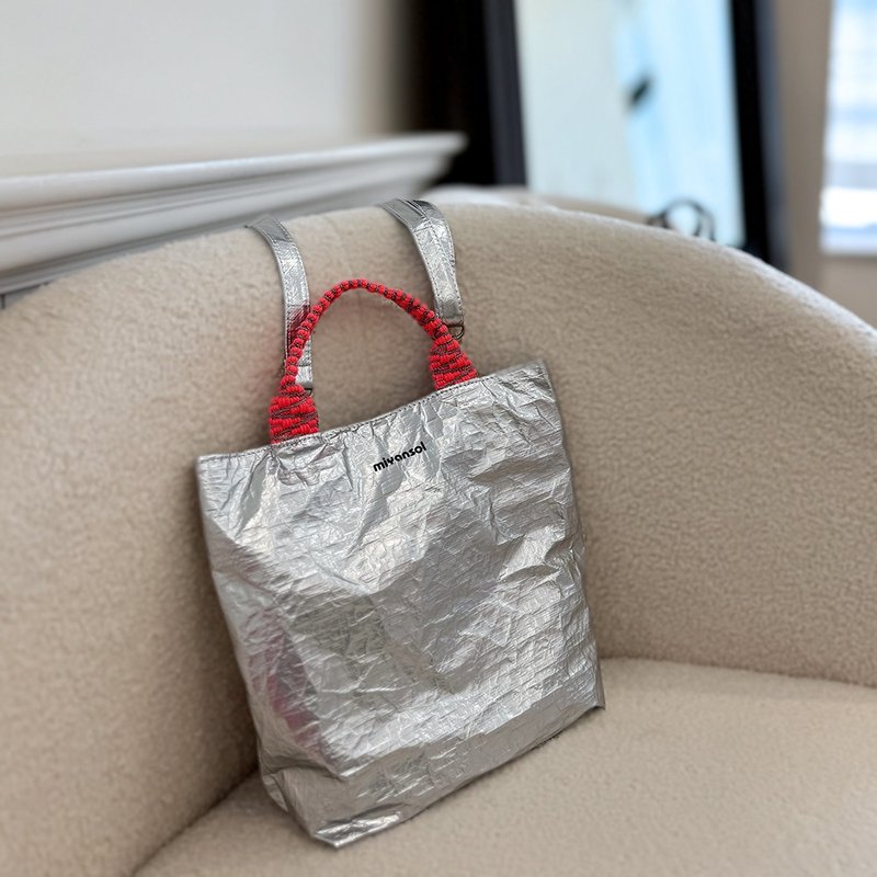 【微瑕特惠】 Miyansol 轻量皱皱迷你托特包(附背带) - 侧背包/斜挎包 - 纸 银色