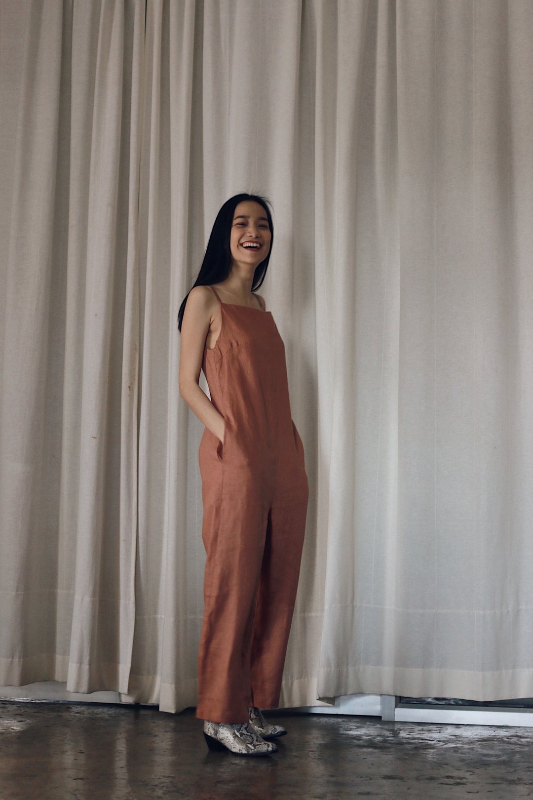 Linen cami jumpsuit in Lobster - 背带裤/连体裤 - 棉 咖啡色