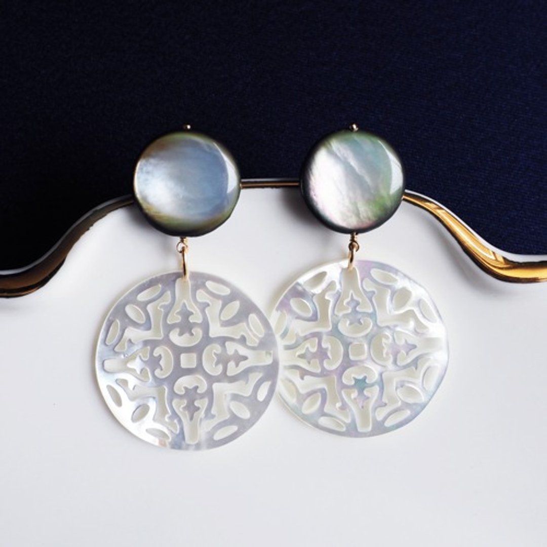 Black pearl coin and white pearl openwork earrings Irene - 耳环/耳夹 - 宝石 白色