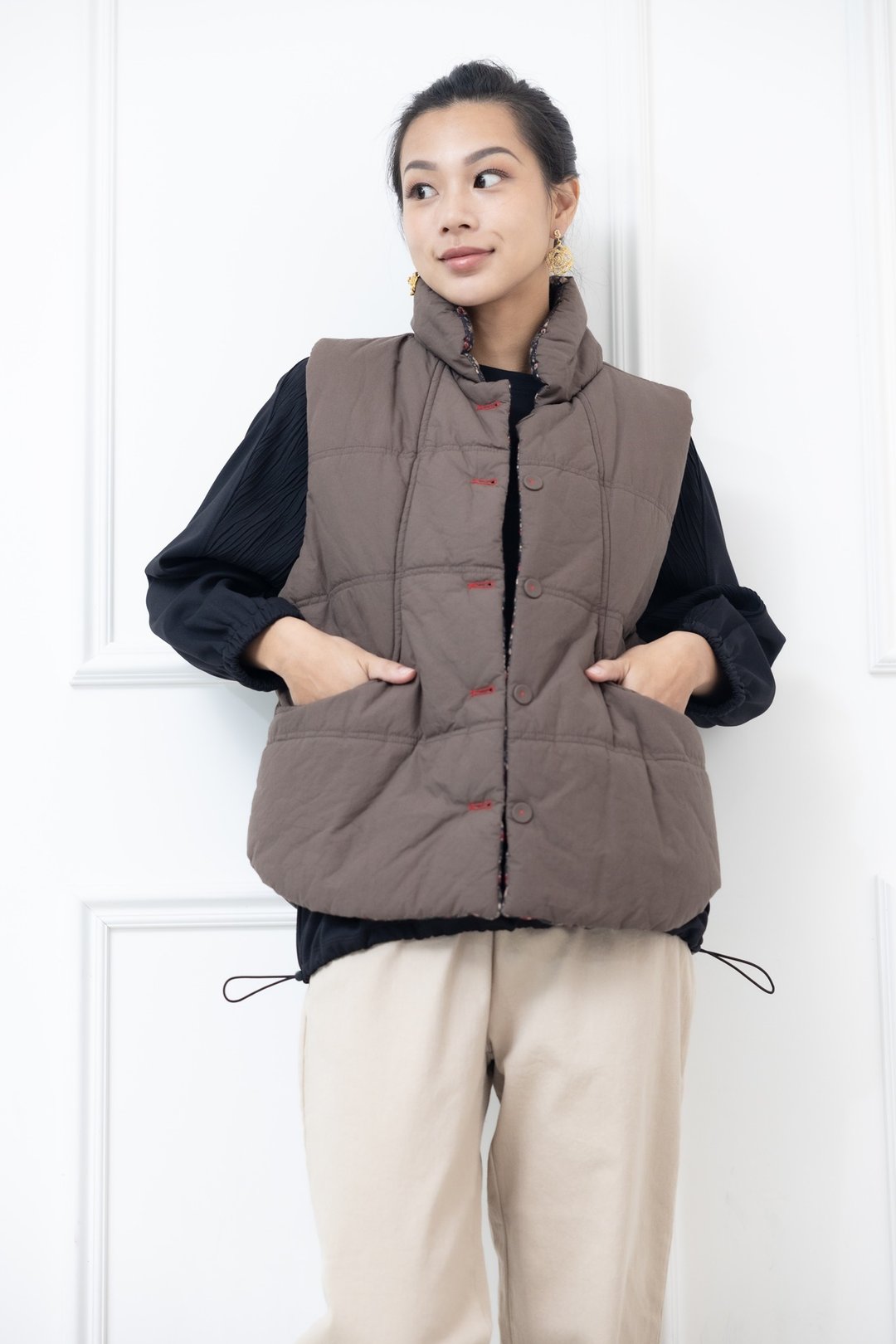 高领钮扣式内里小碎花背心 灰卡其色 - 女装背心 - 其他材质 卡其色