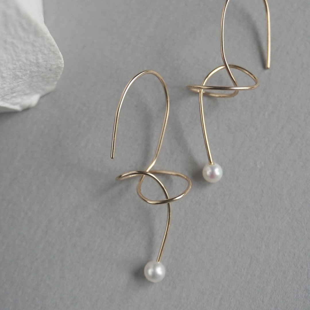 天然正圆淡水珍珠耳环 注金耳环 14Kgf Alpha Earrings - 耳环/耳夹 - 珍珠 白色