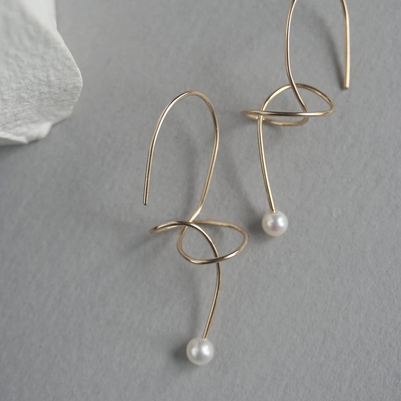 天然正圆淡水珍珠耳环 注金耳环 14Kgf Alpha Earrings - 耳环/耳夹 - 珍珠 白色