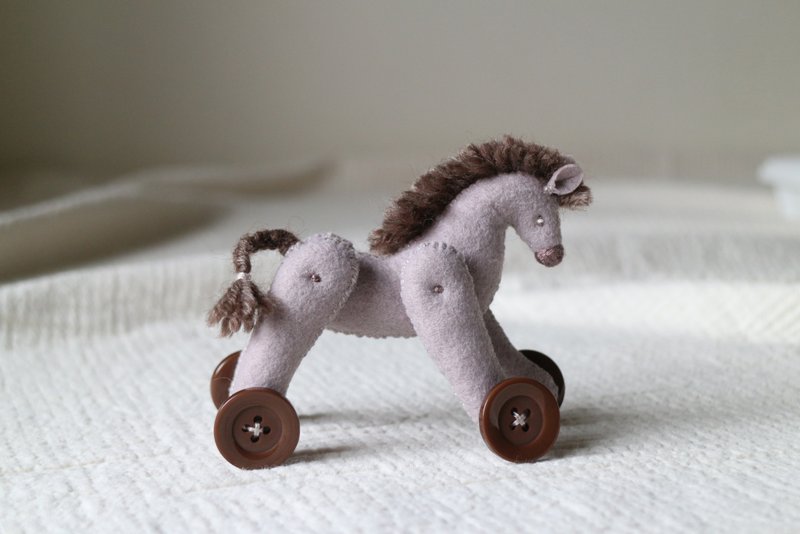 立体手缝偶摆饰 / 芋灰大马 #63 - 徽章/别针 - 绣线 灰色