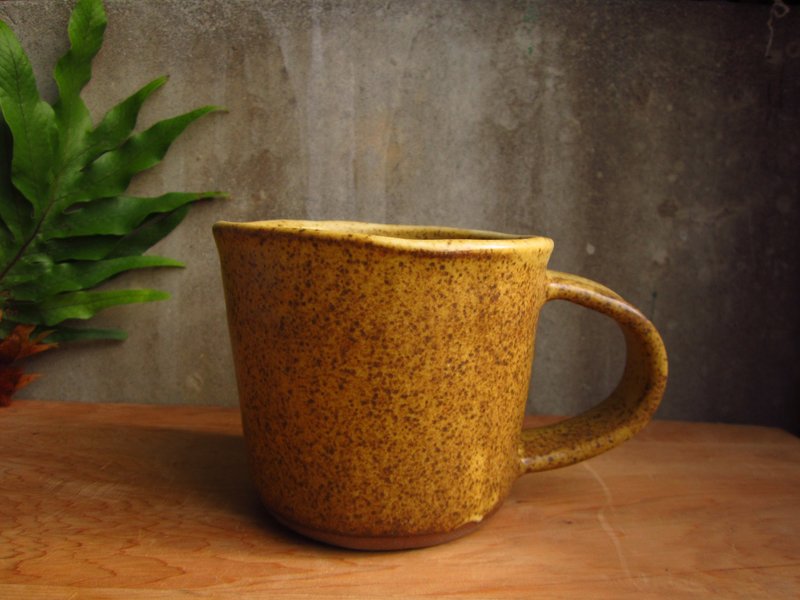 橄榄黄手捏马克杯 - 咖啡杯/马克杯 - 陶 