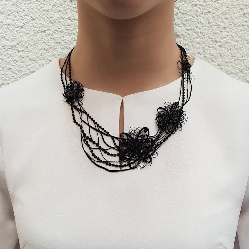 花中起舞刺绣项链 - 项链 - 绣线 黑色