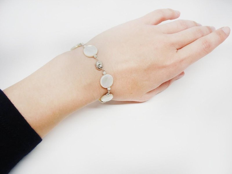 White butterfly shell and stardust Silver flower breath - 手链/手环 - 其他材质 白色