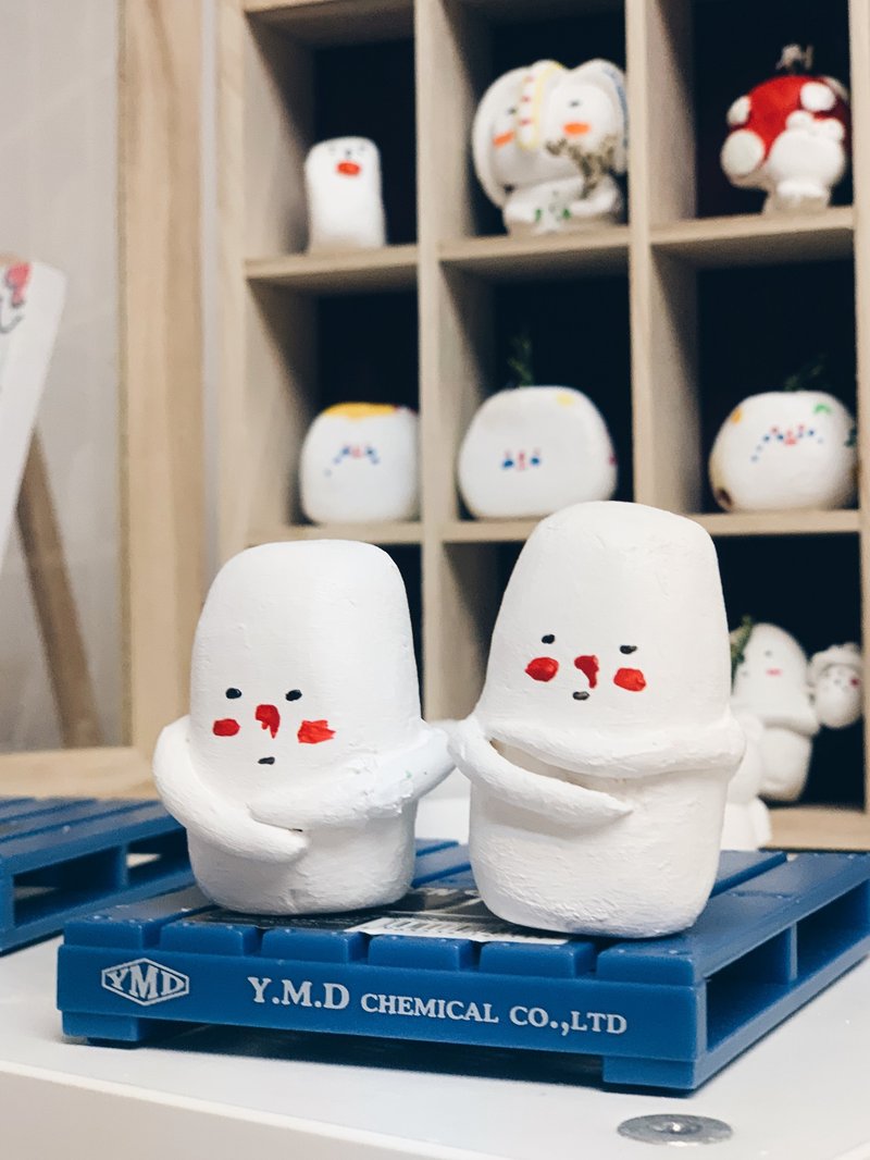 流鼻血小子 公仔 摆设 手捏石塑黏土 - 摆饰 - 陶 白色