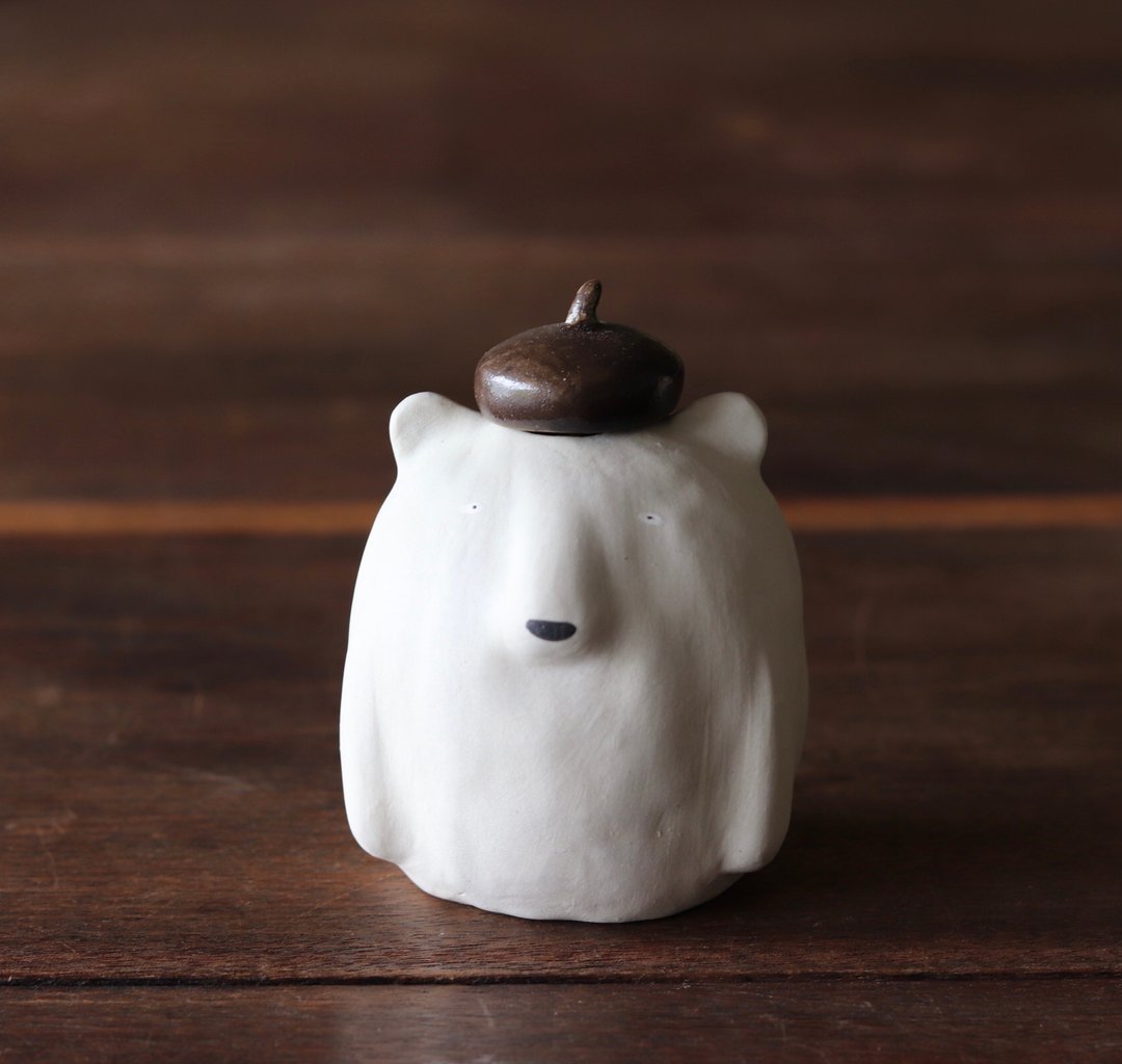 Animal vase Polar bear wearing a beret [Made-to-order] - 陶艺 - 陶 白色