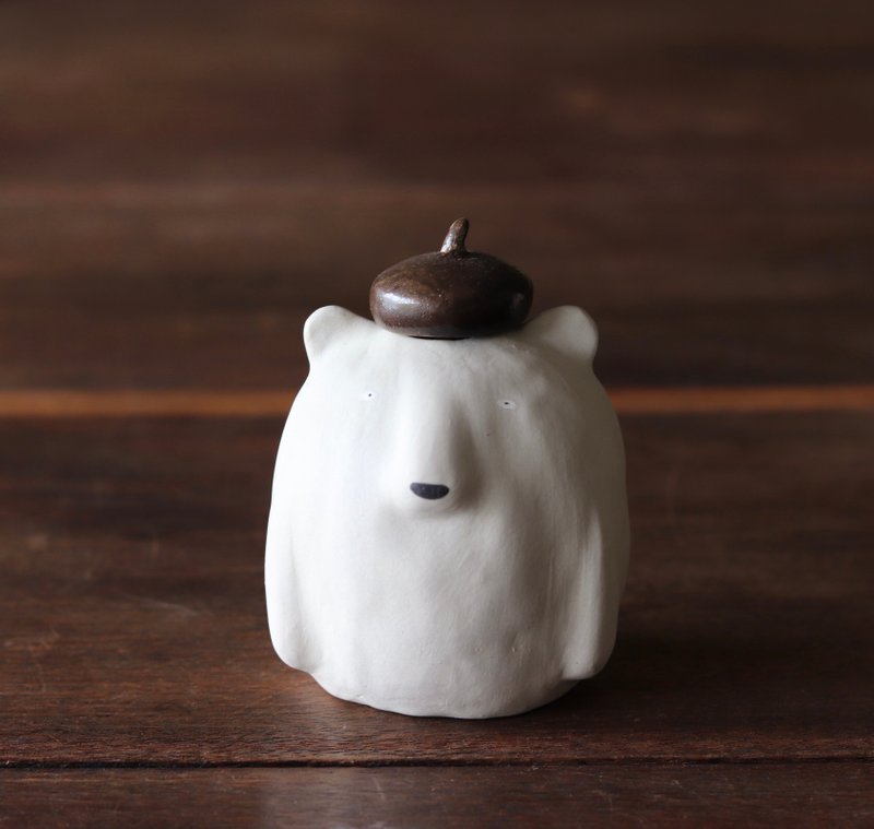 Animal vase Polar bear wearing a beret [Made-to-order] - 陶艺 - 陶 白色