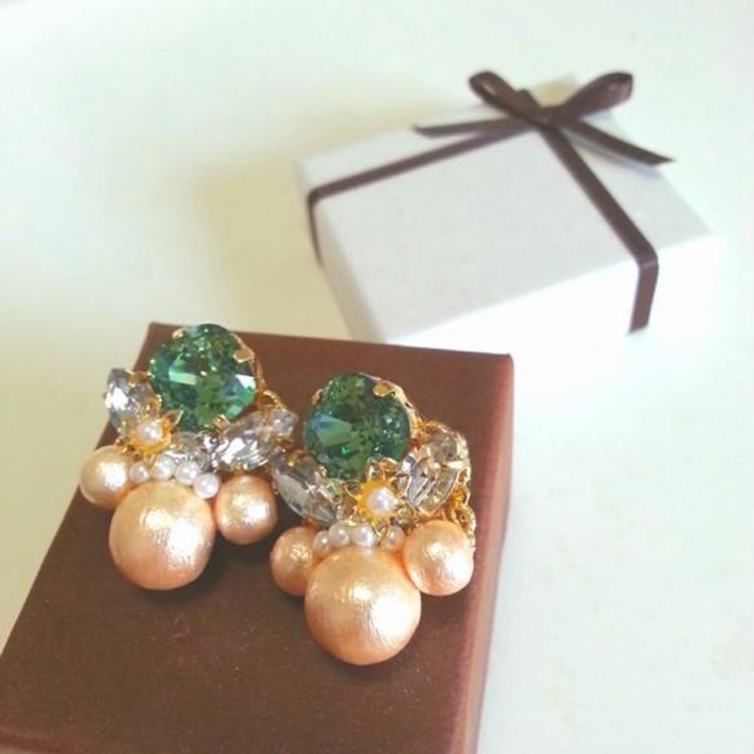 Swarovski and cotton pearl elegant earrings green - 耳环/耳夹 - 其他金属 绿色