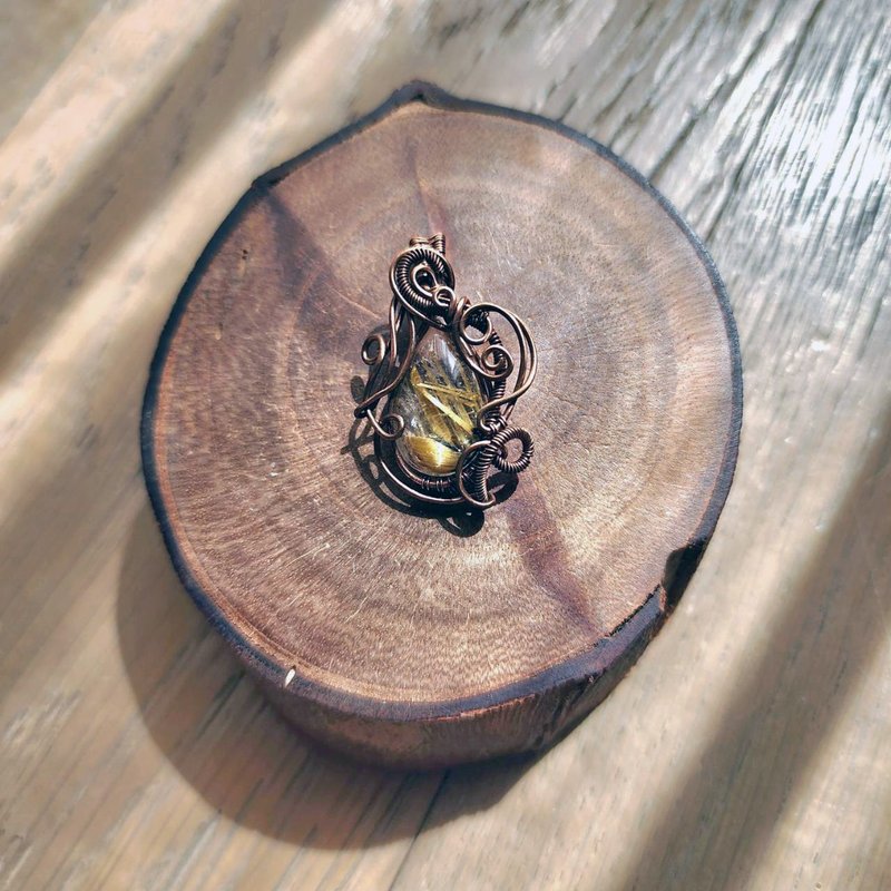 【曲水辰手作】钛晶金属线编织吊坠 - 项链 - 宝石 金色